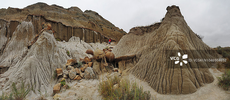 在北达科他州荒地和炮弹结核中徒步的两人图片素材