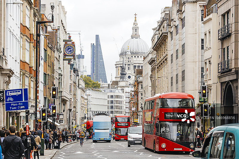 伦敦市中心繁忙的街道，交通拥挤，人群众多，圣保罗大教堂图片素材