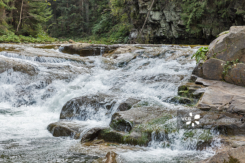 乌克兰喀尔巴阡山脉的瀑布景观图片素材