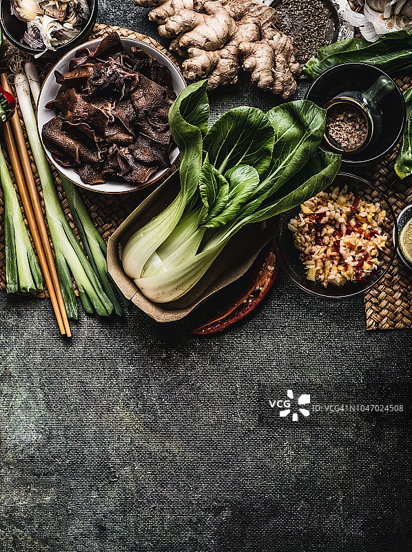 深色乡村背景上的亚洲烹饪食材图片素材