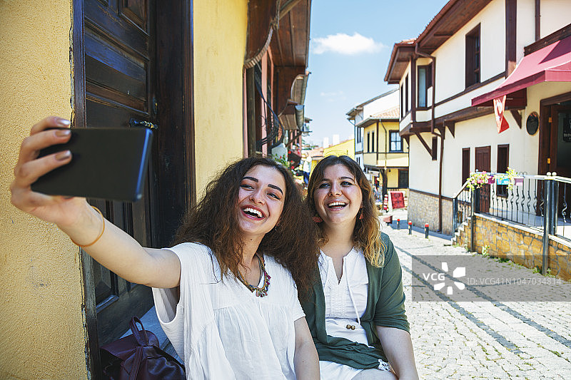 快乐的旅行者自拍女人肖像图片素材