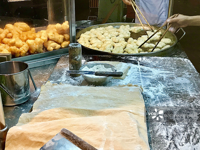 制作油条或中式炸油条图片素材