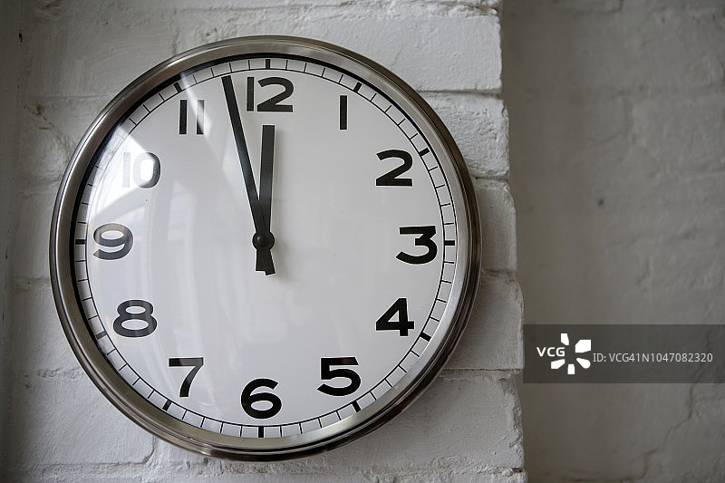 家居环境中的复古挂钟图片素材