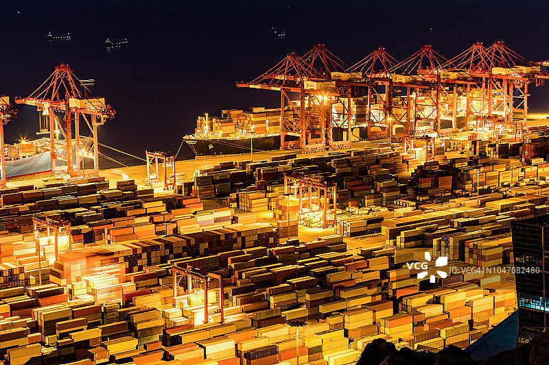 中国上海洋山集装箱码头夜景图片素材