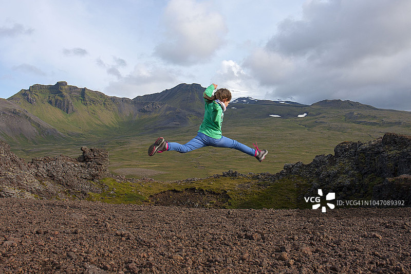 芭蕾舞者在冰岛萨赫斯霍尔火山口上空飞舞图片素材