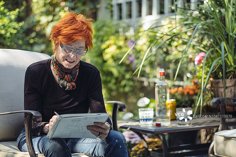 工作中的资深女性艺术家图片素材