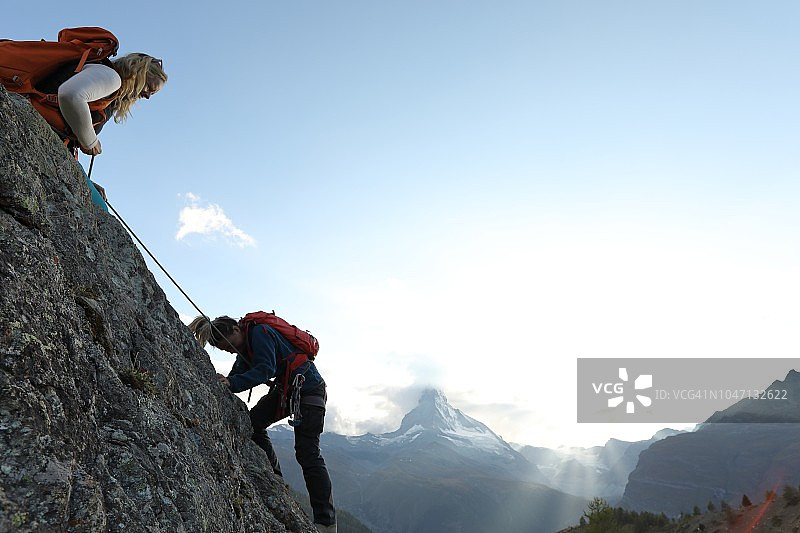 母女使用绳索攀登岩壁图片素材