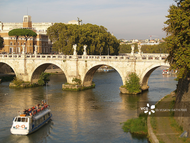 在罗马台伯河上航行的游船图片素材