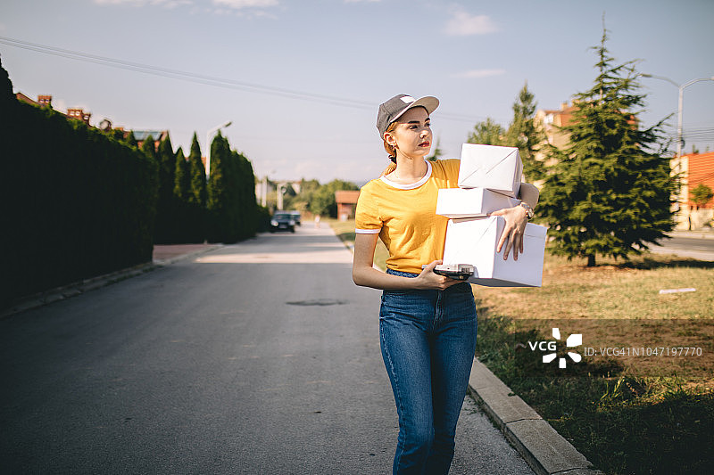 派送包裹的英俊邮递员图片素材