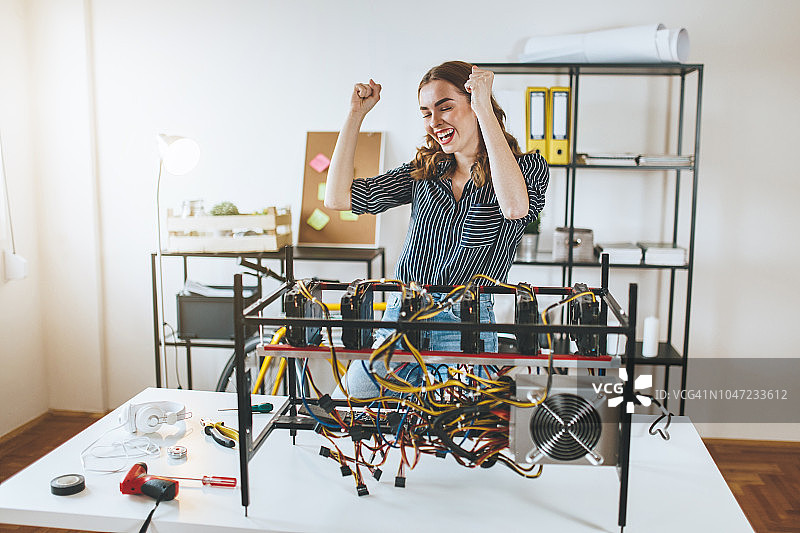 快乐的女孩庆祝加密货币矿机完成图片素材