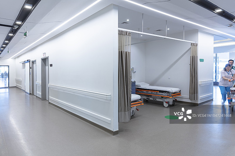 医生用轮椅送病人图片素材