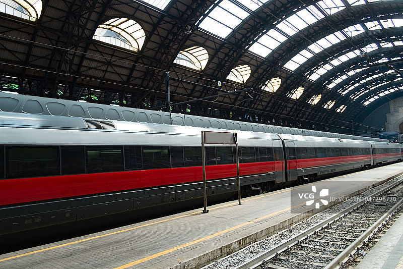 意大利米兰车站的红色条纹火车图片素材