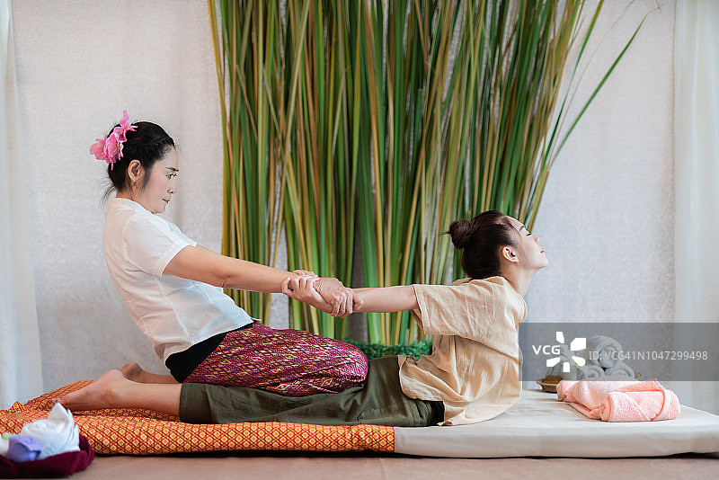 SPA与按摩：用于治疗和放松的泰式按摩和SPA图片素材