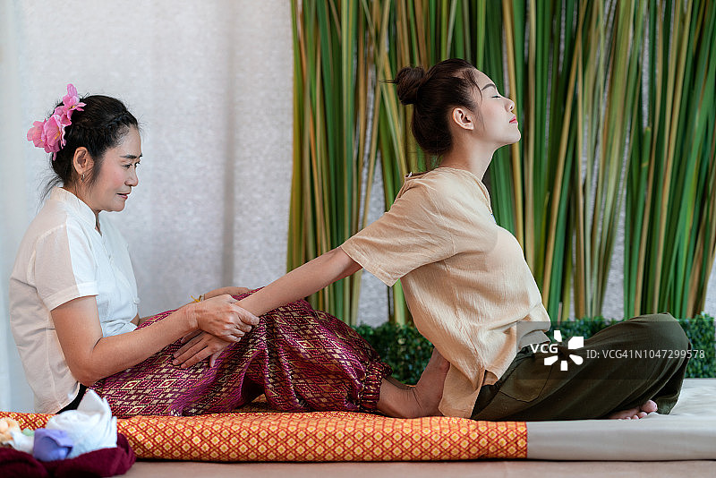 SPA与按摩：用于治疗和放松的泰式按摩和SPA图片素材