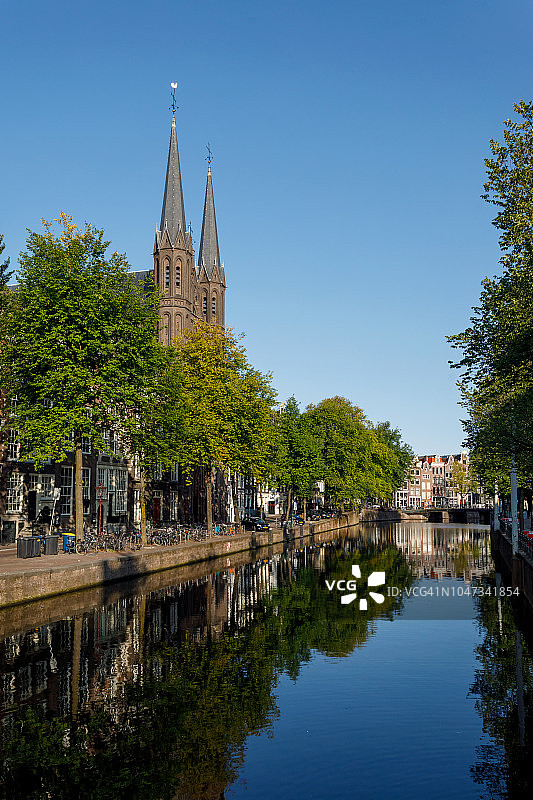 阿姆斯特丹辛厄尔运河上美丽的德克里伊特伯格教堂图片素材