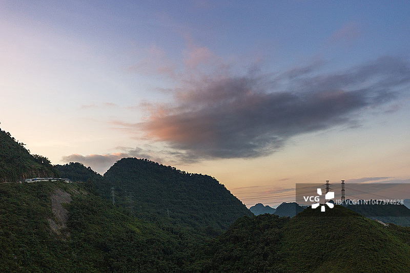 越南山罗省栋克山口的日落美景图片素材