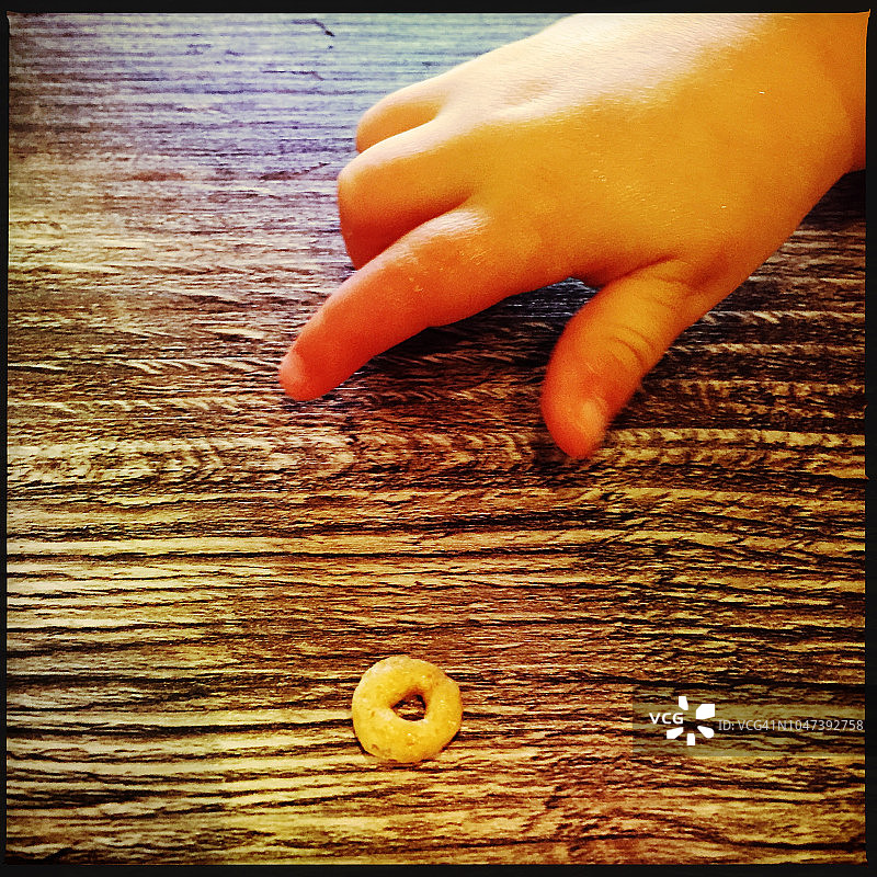 幼儿的手在吃麦片图片素材