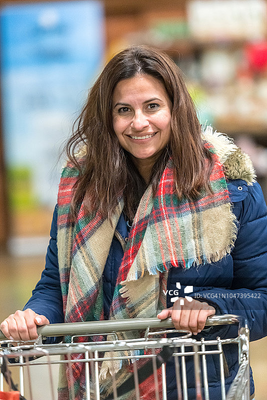 中年妇女在超市购物图片素材