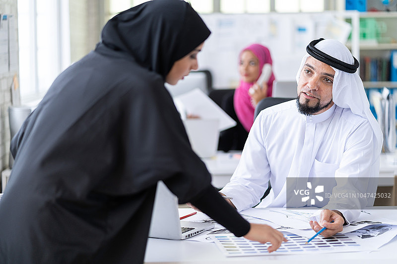 设计师讨论想法，享受乐趣图片素材