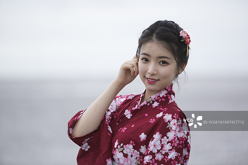 身穿和服的年轻女子在户外看镜头图片素材