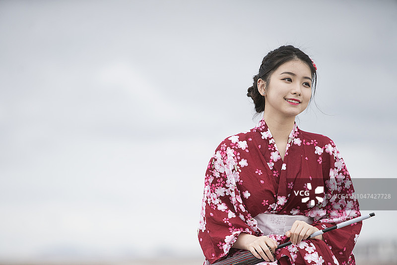 身穿和服的年轻女子在户外看镜头图片素材