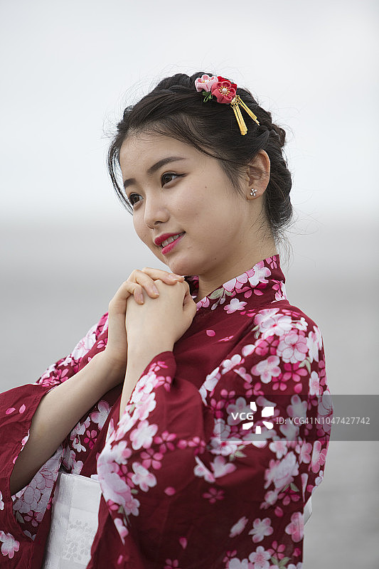 身穿和服的年轻女子在户外看镜头图片素材