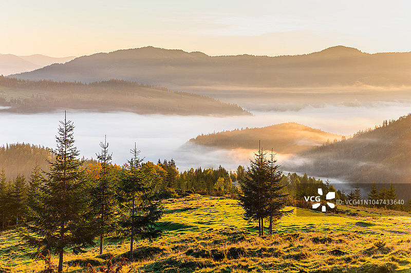 山间薄雾笼罩的黎明，美丽的秋景图片素材