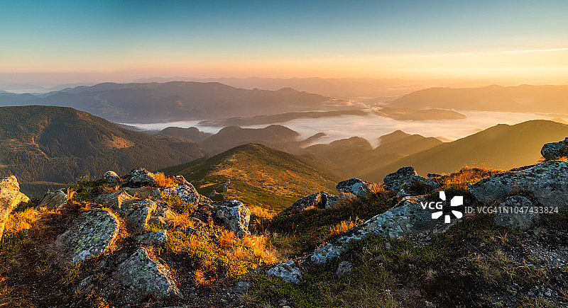 山间薄雾笼罩的黎明全景图片素材
