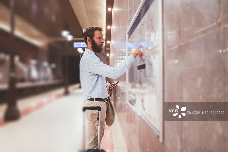 在地铁使用地图的商务旅行商人图片素材