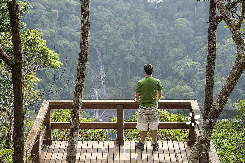 男人看着巴西里约热内卢大西洋雨林的景色图片素材
