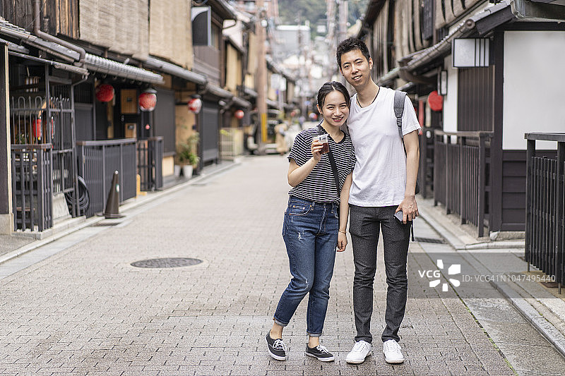 亚洲游客夫妇探索日本京都街头图片素材