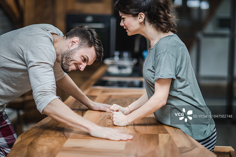 谁是家里的主人？图片素材