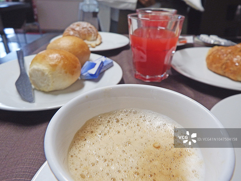 羊角面包、果汁和黄油面包早餐图片素材