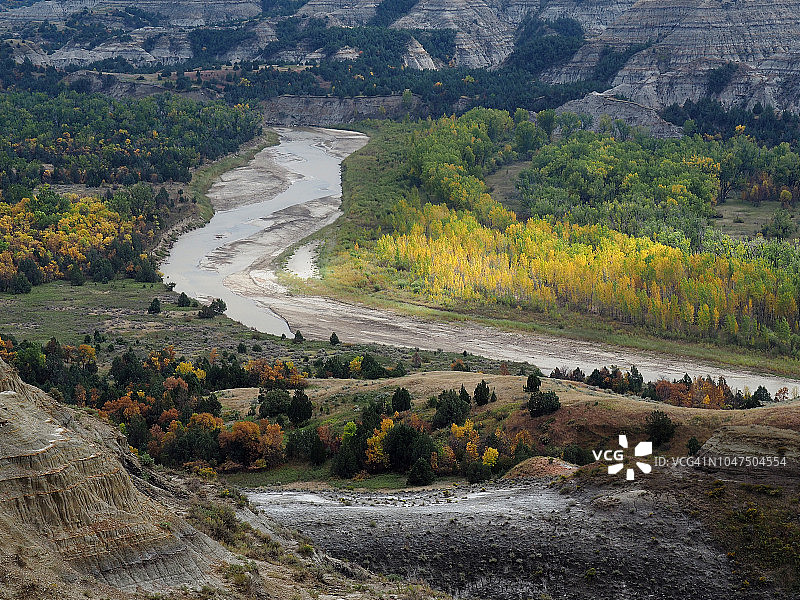 西奥多·罗斯福国家公园北区小密苏里河风光图片素材