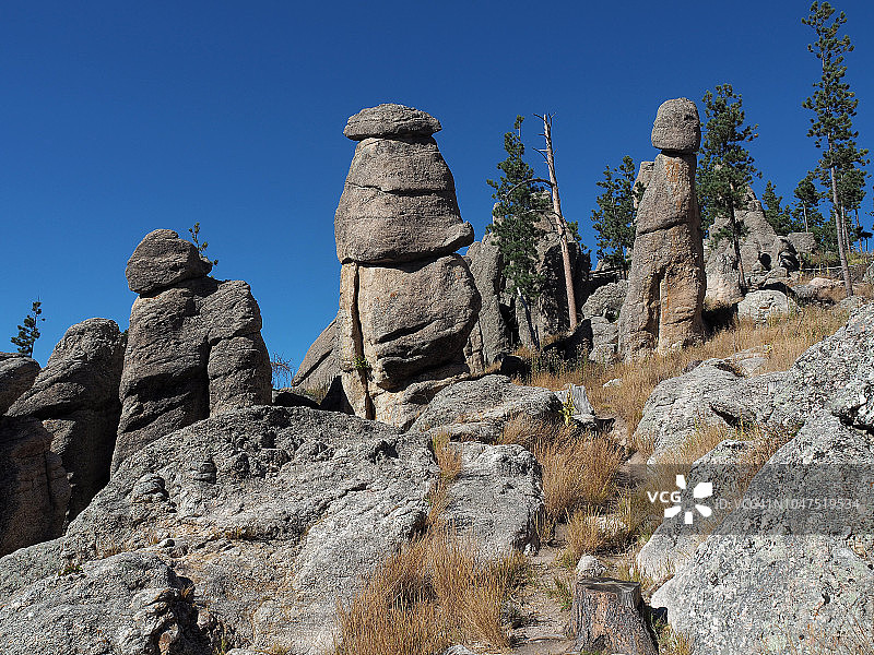 沿针山公路的花岗岩岩层图片素材