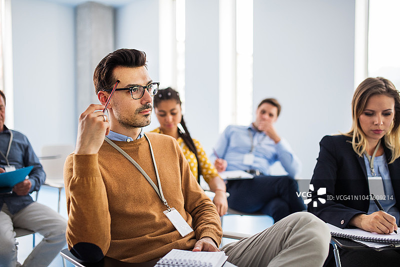 一群商务人士坐在会议室里图片素材