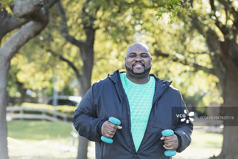 年长的非裔美国男人在锻炼图片素材
