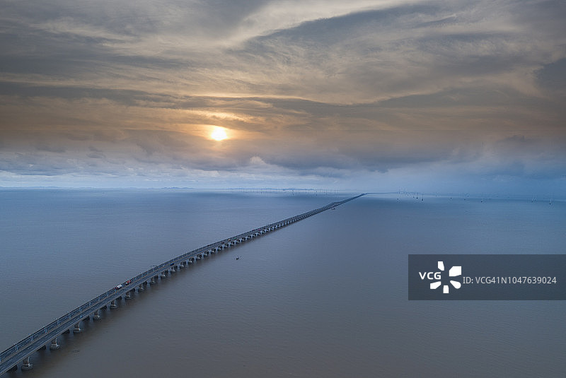 上海东海大桥，连接浦东和洋山岛集装箱港口图片素材