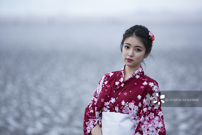 身穿和服的年轻女子在户外看镜头图片素材