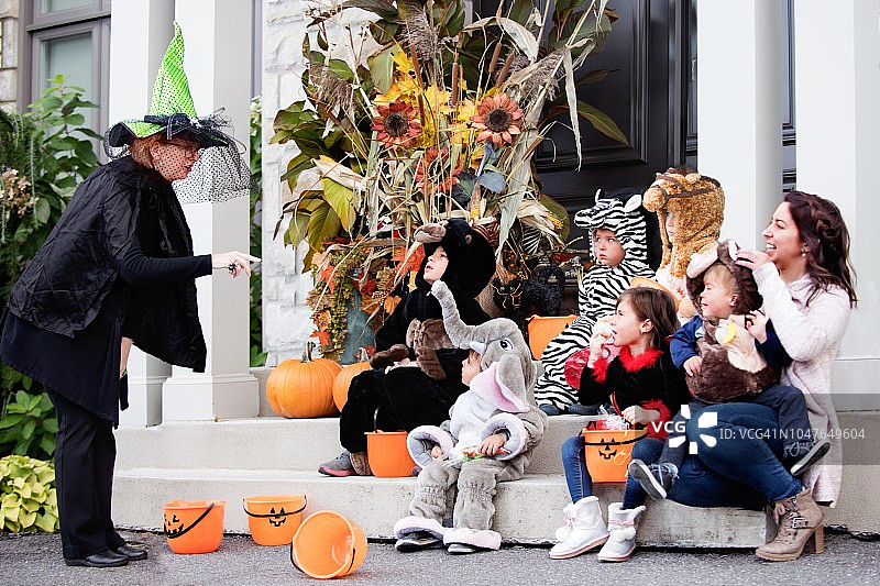 患有唐氏综合征的小男孩和他的朋友们穿着万圣节服装图片素材