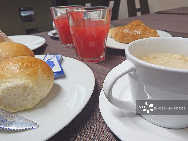 羊角面包、果汁和黄油面包早餐图片素材