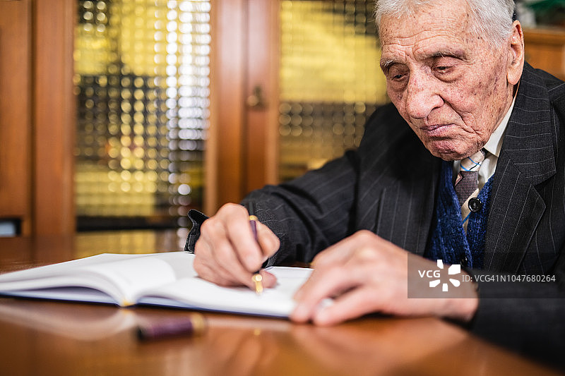 制定退休计划的年长男人图片素材