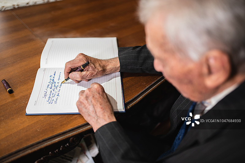 制定退休计划的年长男人图片素材