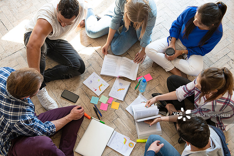 坐在地板上的年轻人的俯视图图片素材
