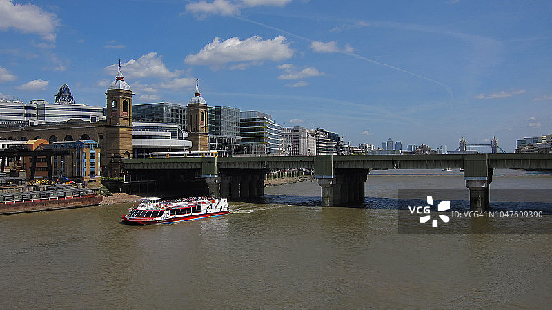 泰晤士河上的观光游船图片素材