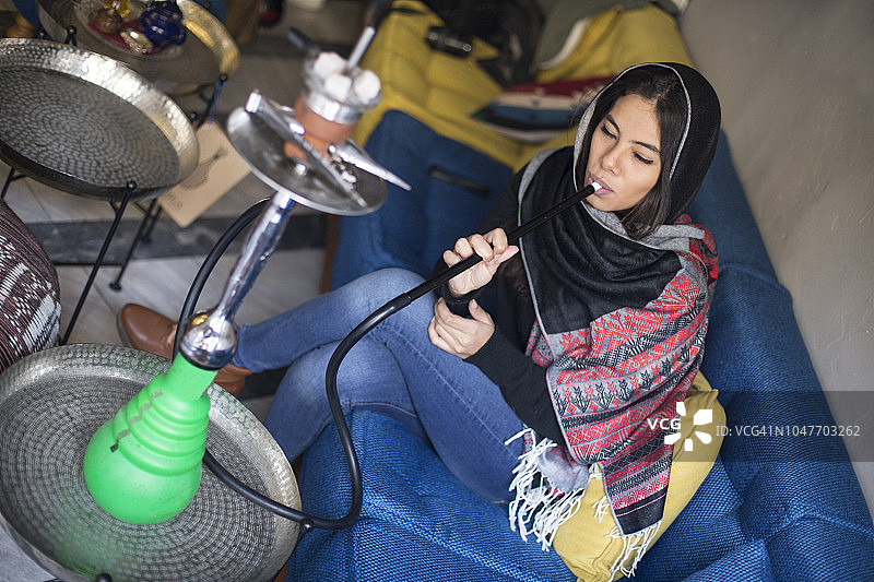 抽水烟的阿拉伯妇女图片素材