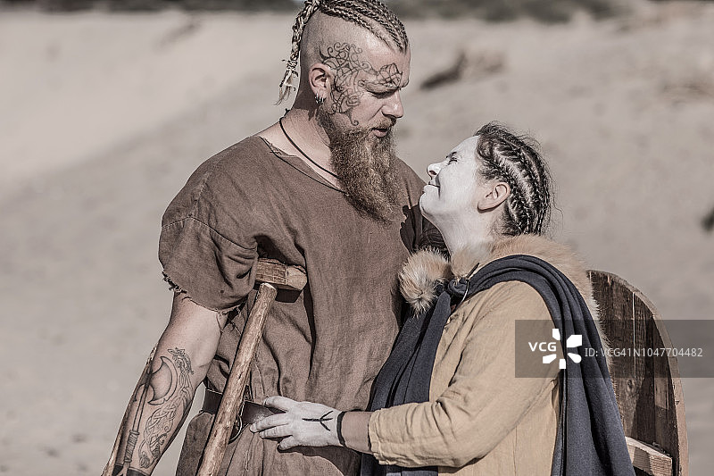 维京男女情侣图片素材