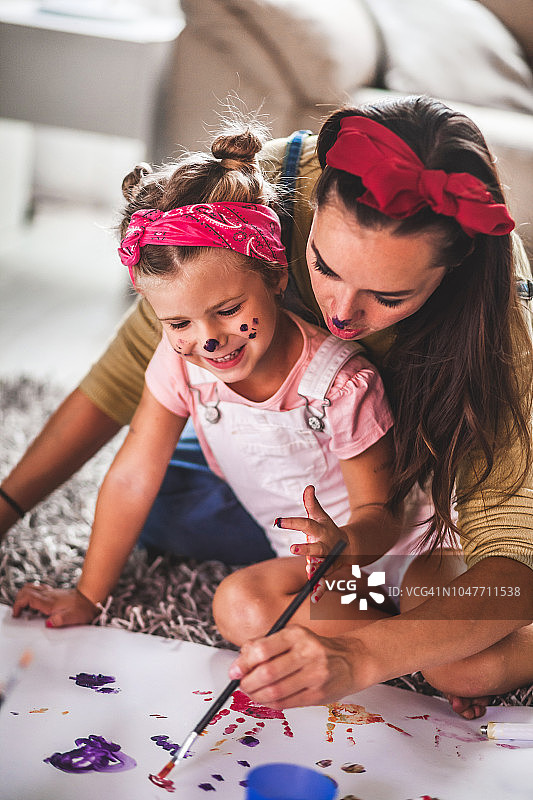 母女一起绘画图片素材