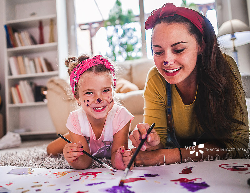 母女一起绘画图片素材