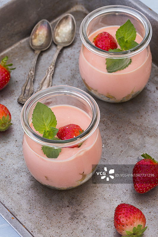 含新鲜草莓的草莓马斯卡彭酸奶甜点图片素材